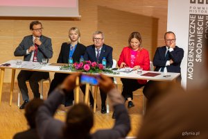 Uczestnicy panelu otwierającego konferencję „Modernizm w Europie – modernizm w Gdyni” – dzień pierwszy, piątek, 18 września (fot. Kamil Złoch)