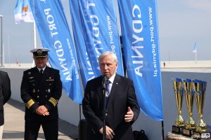 Na zdjęciu m.in.: z mikrofonem Bogusław Witkowski, prezes Pomorskiego Związku Żeglarskiego
