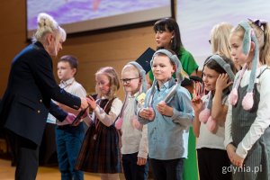 Nagrody laureatom wręcza Iwona Tanewska, naczelniczka Wydziału Edukacji