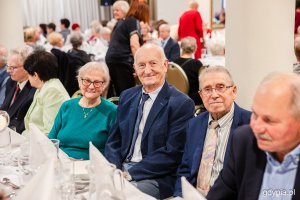 Seniorzy przy świątecznym stole