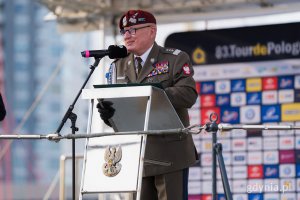 gen. broni Marek Sokołowski &ndash; dow&oacute;dca generalny rodzaj&oacute;w sił zbrojnych przemawiający podczas prezentacji drużyn 83. Tour de Pologne