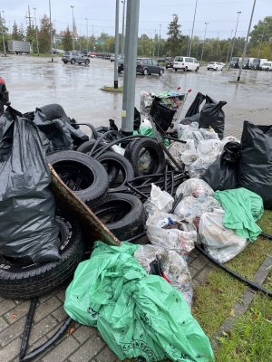 Sterta opon, rur i worków na śmieci.