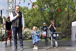 Festyn otworzył wiceprezydent Gdyni Marek Łucyk, który powitał mieszkańców i zaprosił do wspólnej zabawy // fot. Magdalena Czernek