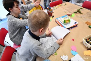 Mimo, że pierwsza połowa ferii nie uszczęśliwiła dzieci śniegiem, to jednak o nudzie nie mogło być mowy! Na zdjęciu uczestnicy zajęć w Bibliotece Wzgórze // fot. Michał Puszczewicz 