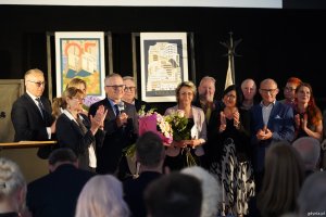 Kwiaty i życzenia dla II LO od dyrektor&oacute;w gdyńskich plac&oacute;wek oświatowych 