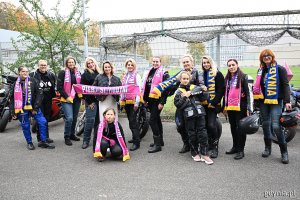 Motocyklistki, które co roku organizują zlot MotoCYClovy i promują profilaktykę, przed stadionem w ramach akcji  „Pier(w)si #wGdyni”