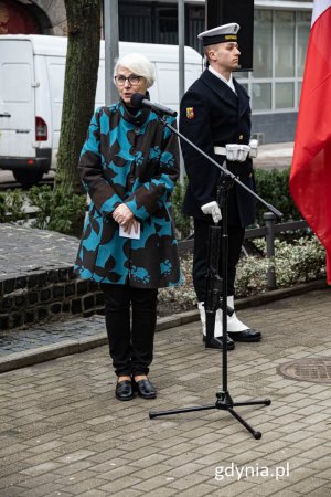 Przemówienie Joanna Zielińskiej, przewodniczącej Rady Miasta Gdyni podczas uroczystości pod pomnikiem "Ofiar terroru komunistycznego" w dniu pamięci o żołnierzach wyklętych, fot. Michał Sałata