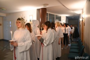 Uczniowie śpiewają szwedzkie pieśni// fot. Karolina Szypelt