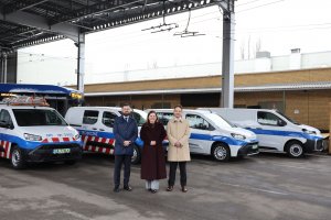 Prezentacja nowych pojazd&oacute;w elektrycznych zaplecza technicznego PKT Gdynia. Na zdjęciu od lewej: prezes PKT Gdynia Marcin Połom, prezydent Gdyni Aleksandra Kosiorek, dyrektor ZKM Gdynia Hubert Kołodziejski 