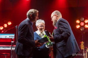 Gala finałowa X edycji Przeglądu Teatrów Amatorskich „Kurtyna” w gdyńskim Małym Kacku. Wręczenie jednej z nagród „Kurtyna dla przyjaciół” (fot. Paweł Budziński)