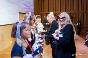 Elżbieta Cupiał, dyrektorka Młodzieżowego Domu Kultury i Iwona Tanewska, naczelniczka Wydziału Edukacji z laureatami konkursu