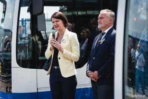 Inauguracja nowych elektrobusów marki Mercedes-Benz przy Muzeum Emigracji w Gdyni - Katarzyna Gruszecka-Spychała i Wojciech Szczurek, fot. Kamil Złoch