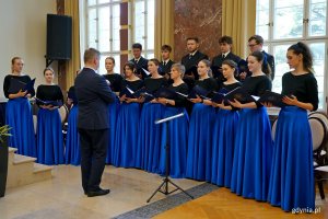 Akademicki Ch&oacute;r Uniwersytetu Morskiego w Gdyni podczas występu na uroczystości z okazji 106. rocznicy utworzenia Uniwersytetu Morskiego