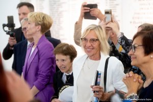 Uczestnicy otwarcia wystawy &bdquo;100 obraz&oacute;w na 100-lecie Gdyni&rdquo; zgromadzeni w Sejmie RP 