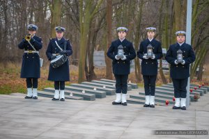 Trębacz, werblista oraz marynarze ze zniczami w rękach podczas uroczystości upamiętniających marynarzy represjonowanych przez władze komunistyczne w okresie powojennym