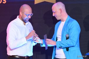 Przemysław Juszkiewicz z GFT odbiera nagrodę z rąk Michała Kozłowskiego - członka konkursowego jury // fot. Michał Puszczewicz