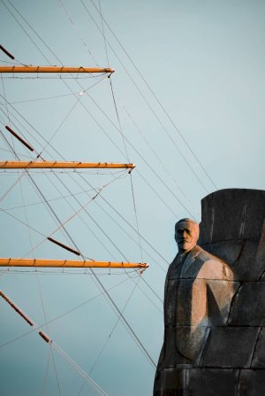 Maszt statku oraz pomnik Josepha Conrada widziane na tle nieba