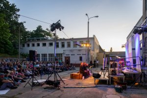 Pokaz spektaklu Royberki&rdquo; na dziedzińcu Centrum Kształcenia Ustawicznego i Zawodowego nr 1 w ramach festiwalu &bdquo;Pociąg do Miasta&rdquo; 