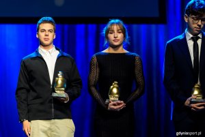 XXVII Gala Gdyńskiego Sportu w Teatrze Muzycznym w Gdyni. Odbierający nagrody dla nadziei gdyńskiego sportu &ndash; Szymon Kolka i Wiktoria Hass (fot. Gdyńskie Centrum Sportu)