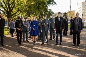 W modlitwie przed pomnikiem Ofiar Grudnia '70 z okazji obchodów Dnia Papieskiego wzięli udział m.in.: Przewodnicząca gdyńskiej Rady Miasta Joanna Zielińska oraz radni - Elżbieta Sierżęga, Lechosław Dzierżak i Zenon Roda // fot. Karol Stańczak