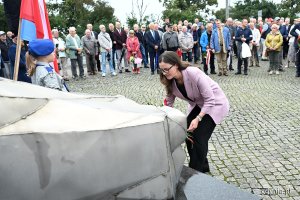 Uroczystości pod pomnikiem Ofiar Grudnia 1970 w ramach gdyńskich obchodów 45. rocznicy zakończenia strajków i podpisania porozumień sierpniowych. Posłanka na sejm RP Wioletta Tomczak (fot. Michał Puszczewicz)