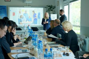 Alicja Harackiewicz – dyrektorka Centrum Nauki Experyment podczas prezentacji na spotkaniu w XVII LO