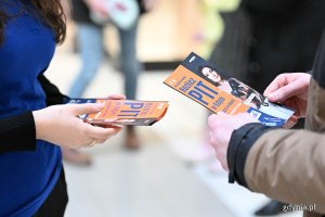 Uczestnicy akcji informacyjnej na temat loterii „Rozlicz PIT w Gdyni” trzymający ulotki w rękach