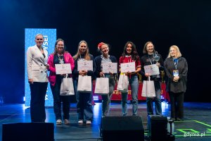 Nagroda im. Profesor Józefy Sołowiej otrzymała Anny Ciby. Na zdjęciu także Ministra Edukacji Barbara Nowacka, Prezes Fundacji Magdalena Datta oraz osoby wyróżnione w tej kategorii: Agnieszka Błasiak, Monika Jurkiewicz, Alicja Lipińska i Małgorzata Łabentowicz (fot. Natalia Kawalerowicz)