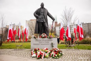 Złożono kwiaty pod pomnikiem Marszałka Józefa Piłsudskiego (fot. Karol Stańczak)