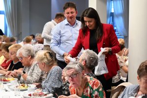  Na zdjęciu: wiceprzewodnicząca Rady Miasta Mariola Śrubarczyk-Cichowska wręczająca drobne upominki (fot. Michał Puszczewicz) 