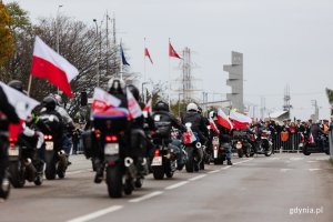 Motocykliści podczas parady z okazji Narodowego Święta Niepodległości. Motocykle są przyozdobione biało-czerwonymi flagami // fot. Karol Stańczak 