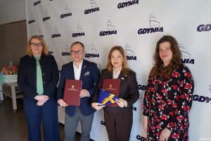 Na zdjęciu: Marcin Skwierawski, wicemarszałek wojew&oacute;dztwa pomorskiego, Oktawia Gorzeńska, wiceprezydentka Gdyni, Katarzyna Sadalska, zastępca dyrektora Departamentu ds. Kontroli i Windykacji w Departamencie Europejskiego Funduszu Społecznego Urzędu Marszałkowskiego Wojew&oacute;dztwa Pomorskiego oraz Agata Blacharska, kierowniczka ds. projekt&oacute;w ZIT Obszaru Metropolitalnego Gdańsk-Gdynia-Sopot