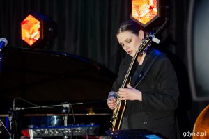 artystka grająca na gitarze