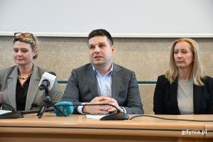 Miejskie ciepło dla mieszkańc&oacute;w TBS &bdquo;Czynsz&oacute;wka&rdquo;. Konferencja prasowa. Na zdjęciu widoczni: Dorota Borczyk&nbsp;&ndash; dyrektor ds. handlu i marketingu OPEC, Maciej Zielonka, wiceprezydent Gdyni, Magda Jastrzembska&nbsp;&ndash; prezes TBS &bdquo;Czynsz&oacute;wka&rdquo;. (fot. Łukasz Kamasz)