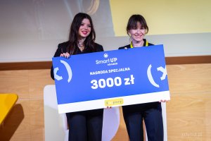Jagoda Sułek z nagrodą specjalną Fundacji ADAMED. Gala finałowa Konkursu Explory w centrum konferencyjnym PPNT Gdynia (fot. Kamil Złoch)