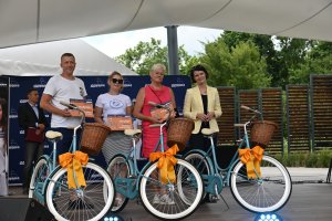 Zdobywcy rowerów Baltica Gdynia w towarzystwie wiceprezydent Katarzyny Gruszeckiej-Spychały (na zdj. pierwsza z prawej). Fot. Magdalena Śliżewska