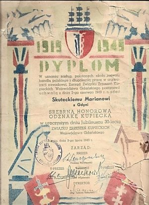 Fot. 5. Dyplomy Mariana Skuteckiego za wieloletnią społeczną i organizacyjną działalność w Zrzeszeniu Prywatnego Handlu i Usług z roku: 1949, 1954, 1969 i odznaczenie „Zasłużonym Ziemi Gdańskiej” z 1972r.