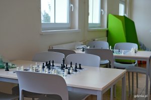 Strefa &bdquo;Chill out&rdquo; z szachami i siedziskami w Szkole Podstawowej nr 18