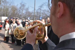 Złożenie kwiatów pod tablicą Marynarzy Polskich zamordowanych na wschodzie // fot. Lechosław Dzierżak