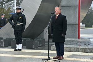 Prezydent Gdyni Wojciech Szczurek podczas uroczystości z okazji 25. rocznicy wstąpienia Polski do NATO