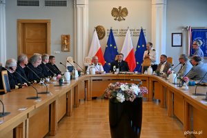 Uczestnicy uroczystości wręczenia prof. Danielowi Dudzie bulaju z pierwszego rejsu „Daru Młodzieży” zgromadzeni w sali Senatu Uniwersytetu Morskiego 