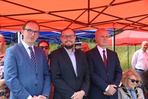 W uroczystości wzięli udział również (na zdjęciu od prawej): Sławomir Rybicki, senator RP; Mariusz Bzdęga i Jakub Ubych radni miasta // fot. Karolina Szypelt