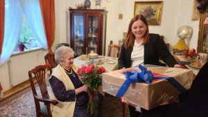 Prezydent Gdyni Aleksandra Kosiorek wręcza prezenty jubilatce Marii Frączak