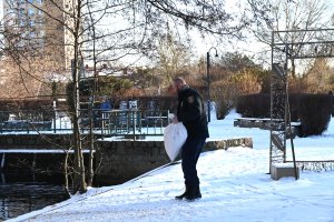 Strażnik w mundurze z workiem nad brzegiem rzeki