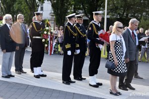 Kwiaty pod Pomnikiem Polski Morskiej złożyli m.in. radni miasta - Elżbieta Sierżęga i Zenon Roda // fot. Paweł Kukla