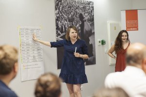 Dyskusje Gdynia Language Swap moderowane są przez Anę Matusevic, tłumaczkę i współorganizatorkę spotkań podróżniczych „TRAMPki", fot. Bogna Kociumbas.