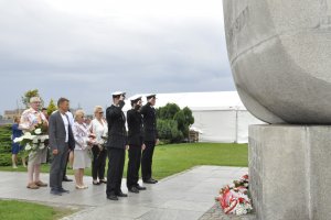 Pod pomnikiem Józefa Conrada Korzeniowskiego, znajdującym się na molo Południowym, kwiaty złożyli gdyńscy samorządowcy, delegacje Urzędu Morskiego, Marynarki Wojennej, Związku Piłsudczyków i mieszkańcy //fot.Marta Jaszczerska
