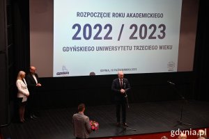 Na scenie stoi Sławomir Rybicki, senator RP. W tle stoją Bożena Zglińska i Michał Guć// fot. Magdalena Śliżewska
