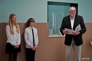 Jacek Klimczak – syn Krystyny Cembrzyńskiej-Piłat przyjmujący od uczniów Szkoły Podstawowej nr 26 laurkę z życzeniami dla pani Krystyny 