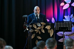 Mariusz Kowalczyk &ndash; dyrektor Zespołu Szk&oacute;ł Og&oacute;lnokształcących nr 6 przemawiający podczas uroczystości z okazji jubileuszu 40-lecia Szkoły Podstawowej nr 49 dla Dzieci Niedosłyszących
